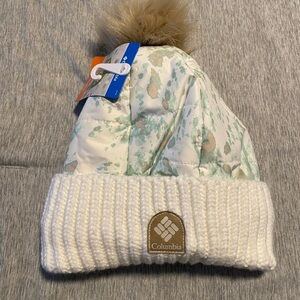 Columbia Womans White and Tan Patterned Beanie